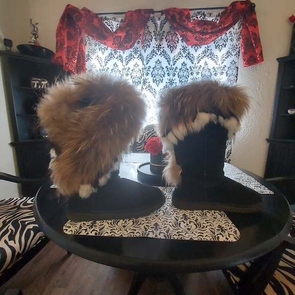 Smaibulun UGG Black and Brown Fur Boots - Picture 7 of 16